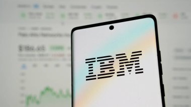 Dhaka, Bangladeş 04 Mayıs 2025: IBM logosu akıllı telefonda gösterildi.