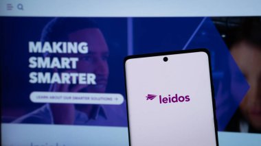 Dhaka, Bangladeş 04 Mayıs 2025: Leidos logosu akıllı telefon ekranında gösteriliyor.