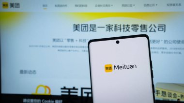 Dhaka, Bangladeş 04 Mayıs 2025: Telefon ekranında Meituan logosu.