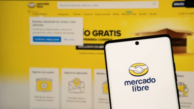 Dhaka, Bangladeş 04 Mayıs 2025: Mercado Libre, çevrimiçi pazar yerleri işleten Arjantinli şirket. Mercado Libre logosuna sahip akıllı telefon.