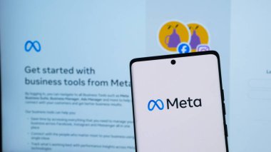 Dhaka, Bangladeş 30 Nisan 2025: Akıllı telefon ekranında Meta logosu. Meta, Facebook, WhatsApp ve Instagram 'ın sahibi olan şirketin yeni adı..