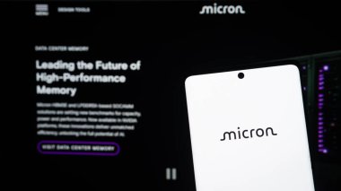 Dhaka, Bangladeş 04 Mayıs 2025: Amerikalı yarı iletken şirket Micron Technology Inc. web sayfası önünde ekranda. Telefon ekranına odaklan.