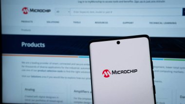 Dhaka, Bangladeş 04 Mayıs 2025: Mikroçip Teknoloji şirketi logosu cep telefonu ekranında sergilendi.