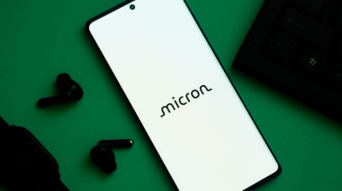 Dhaka, Bangladeş 04 Mayıs 2025: Amerikalı yarı iletken şirket Micron Technology Inc. web sayfası önünde ekranda. Telefon ekranına odaklan.
