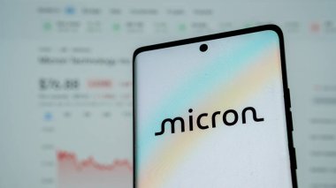 Dhaka, Bangladeş 04 Mayıs 2025: Amerikalı yarı iletken şirket Micron Technology Inc. web sayfası önünde ekranda. Telefon ekranına odaklan.