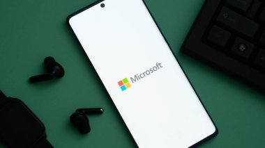 Dhaka, Bangladeş 04 Mayıs 2025: Microsoft logosunu gösteren akıllı telefon. 