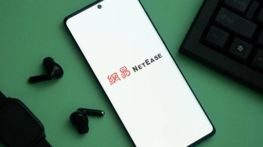 Dhaka, Bangladeş 04 Mayıs 2025: NetEase Inc., Business web sayfasının önünde ekranda. Telefon ekranına odaklan.