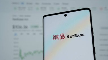 Dhaka, Bangladeş 04 Mayıs 2025: NetEase Inc., Business web sayfasının önünde ekranda. Telefon ekranına odaklan.