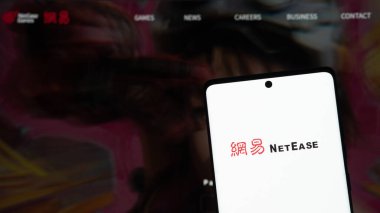 Dhaka, Bangladeş 04 Mayıs 2025: NetEase Inc., Business web sayfasının önünde ekranda. Telefon ekranına odaklan.