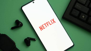 Dhaka, Bangladeş 04 Mayıs 2025: Netflix logosunu gösteren akıllı telefon. Netflix, Amerikalı ücretli bir film sağlayıcısı.. 