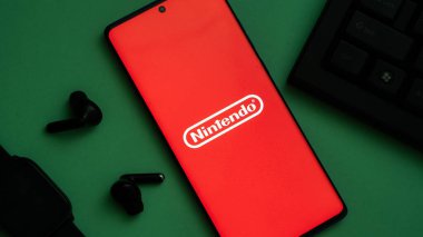 Dhaka, Bangladeş 04 Mayıs 2025: Akıllı telefondaki Nintendo logo ekranı.