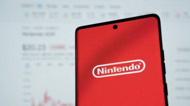Dhaka, Bangladeş 04 Mayıs 2025: Akıllı telefondaki Nintendo logo ekranı.