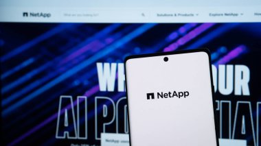 Dhaka, Bangladeş 04 Mayıs 2025: NetApp logosu bu fotoğraftaki akıllı telefon ekranında görünüyor.