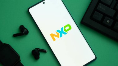 Dhaka, Bangladeş 04 Mayıs 2025: NXP Yarı iletken şirket logosu cep telefonunda sergilendi.