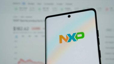 Dhaka, Bangladeş 04 Mayıs 2025: NXP Yarı iletken şirket logosu cep telefonunda sergilendi.