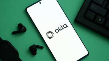 Dhaka, Bangladeş 04 Mayıs 2025: Akıllı telefondan Okta güvenlik firmasının logosu görüldü.