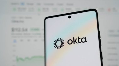 Dhaka, Bangladeş 04 Mayıs 2025: Akıllı telefondan Okta güvenlik firmasının logosu görüldü.