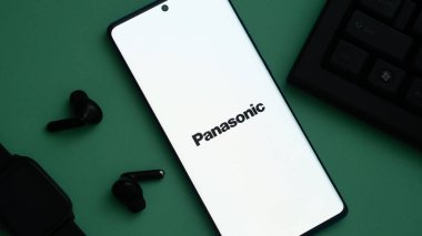Dhaka, Bangladeş 04 Mayıs 2025: Akıllı telefonların ekranlarında Panasonic Corporation.
