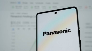 Dhaka, Bangladeş 04 Mayıs 2025: Akıllı telefonların ekranlarında Panasonic Corporation.