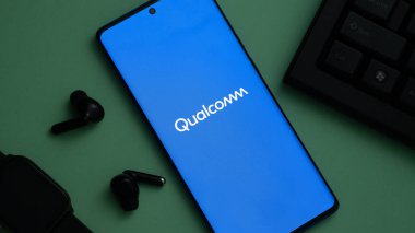 Dhaka, Bangladeş 04 Mayıs 2025: Amerikalı yarı iletken şirket Qualcomm Incorporated web sitesi önünde ekranda.