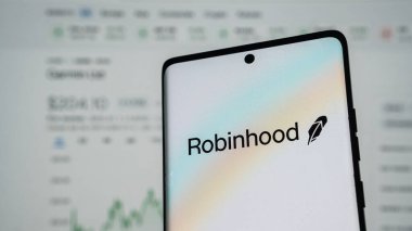 Dhaka, Bangladeş 04 Mayıs 2025: Robinhood Markets, ABD 'li simsar-simsar şirketidir. Robinhood logosu akıllı telefon ekranında ana kripto para birimlerinin arka planına karşı.