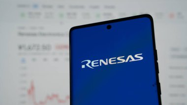 Dhaka, Bangladeş 04 Mayıs 2025: Japon şirketi Renesas Electronics Corporation 'ın logosuyla birlikte cep telefonu. Telefon ekranının merkez soluna odaklan.