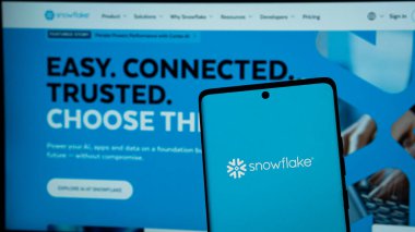 Dhaka, Bangladeş 03 Mayıs 2025: Snowflake Inc. ABD merkezli bir veri depolama şirketinin logosu bir cep telefonunda görülüyor .