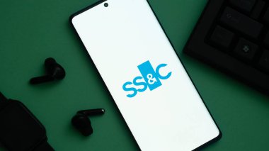Dhaka, Bangladeş 03 Mayıs 2025: ABD 'li şirket SSC Technologies Holding Inc.' nin logosuna sahip akıllı telefon, iş dünyasının web sitesi önünde ekranda. Telefon ekranının merkez sağına odaklan.