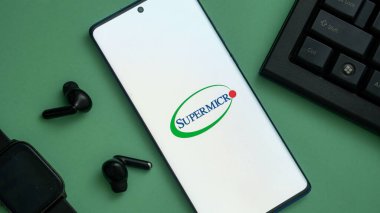 Dhaka, Bangladeş 03 Mayıs 2025: Super Micro Computer Inc. (Süpermikro) iş sayfasının önünde.