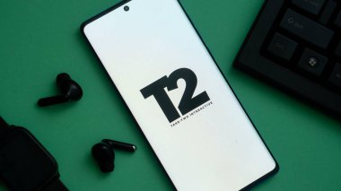 Dhaka, Bangladeş 03 Mayıs 2025: Wabsite ana sayfasında TAKE-İKİ SOFTWARE logosunu gösteren akıllı telefon ekranı üzerindeki seçici odaklanma.