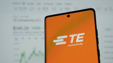 Dhaka, Bangladeş 03 Mayıs 2025: TE Bağlantı şirketi logosu cep telefonu ekranında gösterildi.