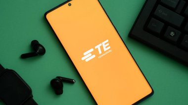 Dhaka, Bangladeş 03 Mayıs 2025: TE Bağlantı şirketi logosu cep telefonu ekranında gösterildi.