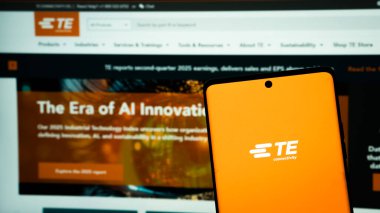 Dhaka, Bangladeş 03 Mayıs 2025: TE Bağlantı şirketi logosu cep telefonu ekranında gösterildi.