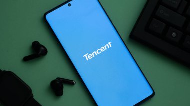 Dhaka, Bangladeş 03 Mayıs 2025: Tencent Holding Ltd., Çin 'in çok uluslu teknoloji holdingi. Akıllı telefonunda Tencent logosu olan bir akıllı telefon..
