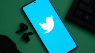 Dhaka, Bangladeş 02 Mayıs 2025: Telefon ekranındaki yeni logo.