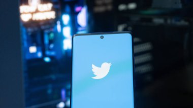 Dhaka, Bangladeş 02 Mayıs 2025: Telefon ekranındaki yeni logo.