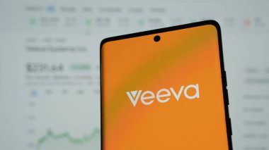 Dhaka, Bangladeş 02 Mayıs 2025: Veeva Systems Inc. logosu akıllı telefondan sergileniyor.
