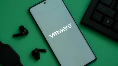 Dhaka, Bangladeş 02 Mayıs 2025: Amerikalı bulut bilgisayar şirketi VMware Inc. web sitesinin önünde ekranda. Telefon ekranının merkez soluna odaklan.