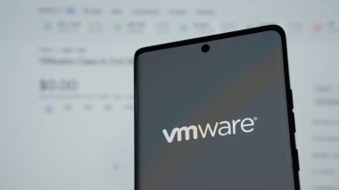 Dhaka, Bangladeş 02 Mayıs 2025: Amerikalı bulut bilgisayar şirketi VMware Inc. web sitesinin önünde ekranda. Telefon ekranının merkez soluna odaklan.