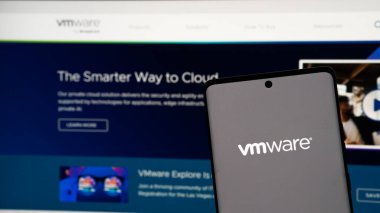 Dhaka, Bangladeş 02 Mayıs 2025: Amerikalı bulut bilgisayar şirketi VMware Inc. web sitesinin önünde ekranda. Telefon ekranının merkez soluna odaklan.