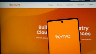 Dhaka, Bangladeş 02 Mayıs 2025: Veeva Systems Inc. logosu akıllı telefondan sergileniyor.