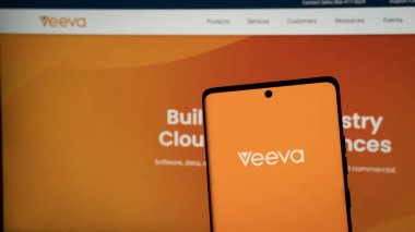 Dhaka, Bangladeş 08 Mayıs 2025: Amerikan yazılım şirketi Veeva Systems Inc. 'in logosuna sahip akıllı telefon.