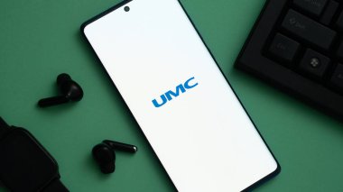 Dhaka, Bangladeş 03 Mayıs 2025: United Microelectronics Corporation (UMC) web sayfasının önünde ekranda. Telefon ekranına odaklan.