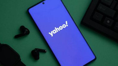 Dhaka, Bangladeş 02 Mayıs 2025: Yahoo logosu cep telefonunda sergilendi.