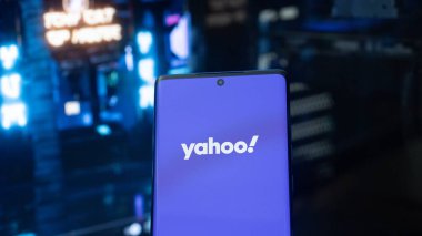 Dhaka, Bangladeş 02 Mayıs 2025: Yahoo logosu cep telefonunda sergilendi.