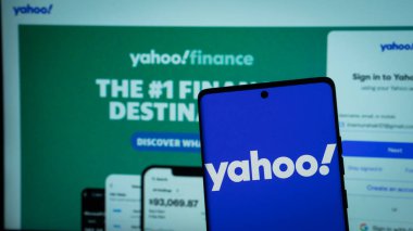 Dhaka, Bangladeş 02 Mayıs 2025: Yahoo logosu cep telefonunda sergilendi.