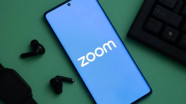 Dhaka, Bangladeş 02 Mayıs 2025: Zoom Bulut Görüşmeleri uygulamasını gösteren akıllı telefon.