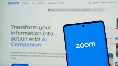 Dhaka, Bangladeş 02 Mayıs 2025: Zoom Bulut Görüşmeleri uygulamasını gösteren akıllı telefon.