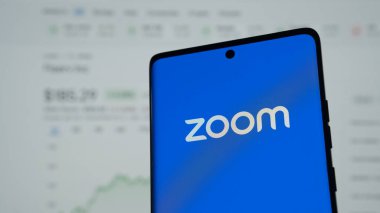 Dhaka, Bangladeş 02 Mayıs 2025: Zoom Bulut Görüşmeleri uygulamasını gösteren akıllı telefon.