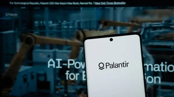 Dhaka, Bangladeş 04 Mayıs 2025: Akıllı telefon ekranında Palantir şirketi logosu.